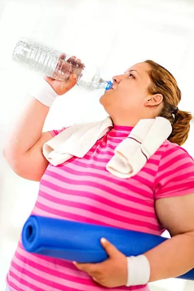 Пейте воду для похудения живота