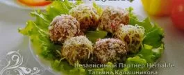 Закуска "Рафаэлло" с грецкими орешками на листьях зеленого салата